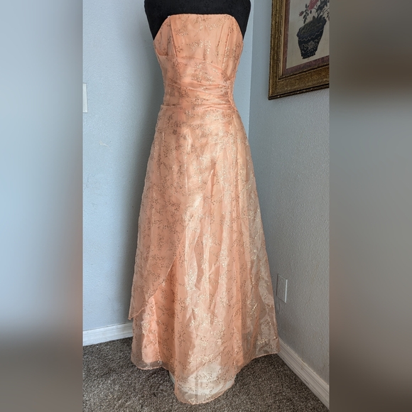 Beautiful Vintage Tangerine Gown with Gold Florals - Picture 6 of 17